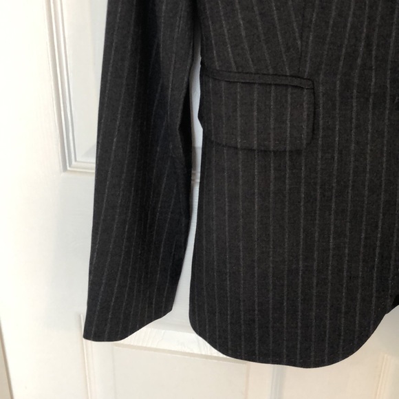 Black and gray pinstriped women’s suit jacket / blazer - Picture 4 of 7